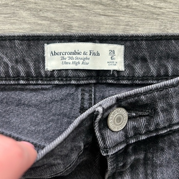 Abercrombie & Fitch - 90's Straight Ultra High Rise Size 28/6R Black Denim - Picture 2 of 7